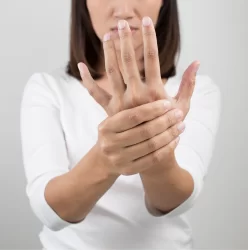 DORES E INCHAÇO NAS MÃO, PULSOS, PÉS E TORNOZELOS